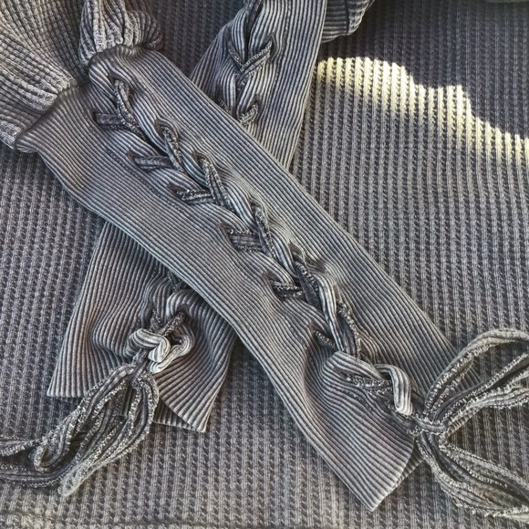 FREE PEOPLE TIE SLEEVE BLUE/GRAY WAFFLE TOP NWOT runs slightly large - Picture 2 of 9